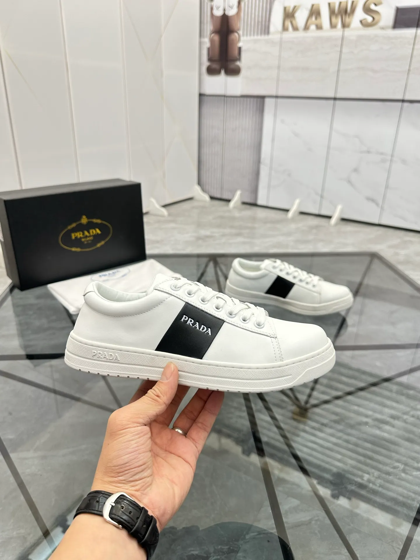 Men's shoes: 💰P400¥ Product trademark: Prada *"Prada*" low-top casual shoes Regular size: 38-44 (can be customized to 45) Product materials: imported cowhide upper, sheepskin lining, original outsole. Number: 020